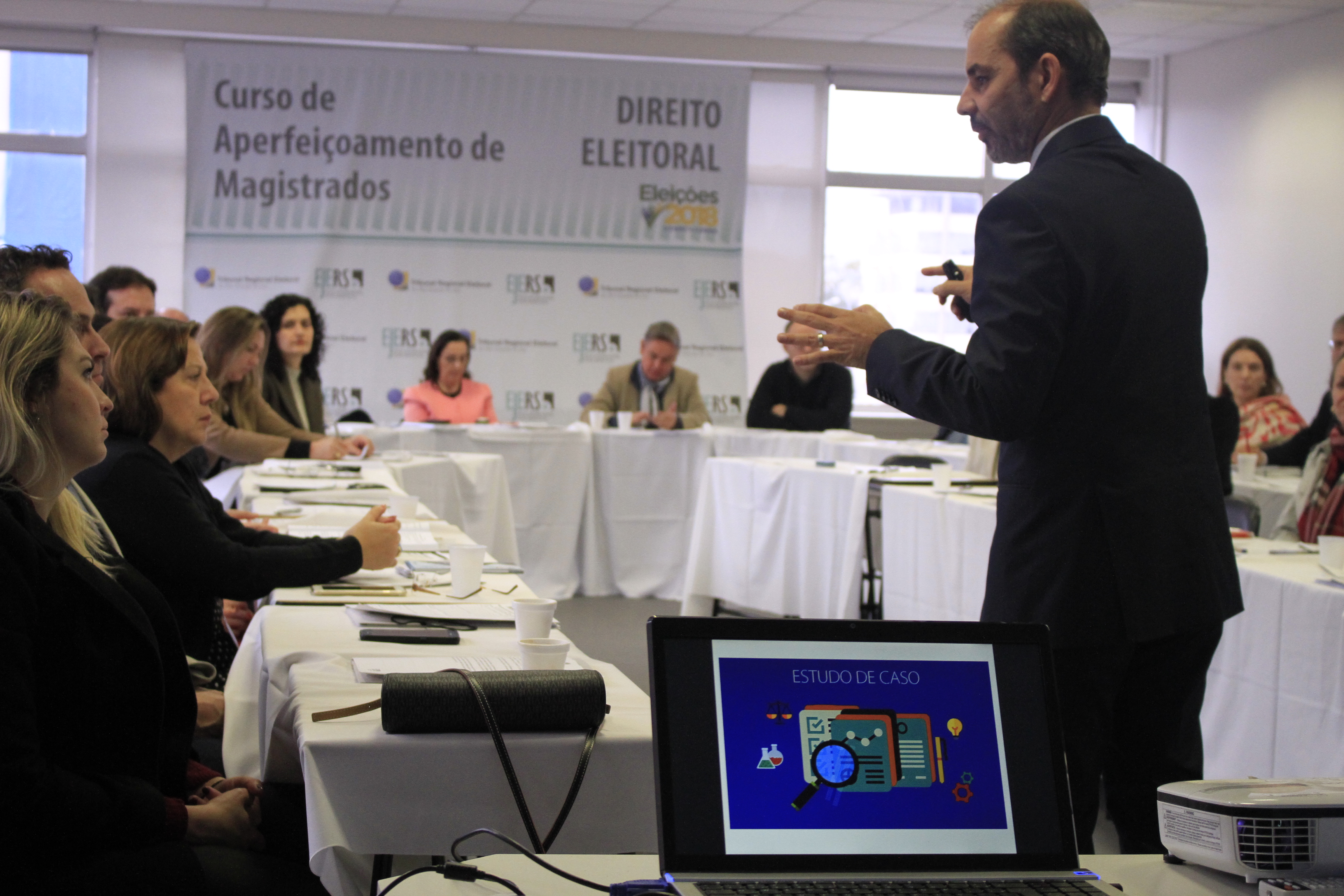 palestrante fala em curso para juízes