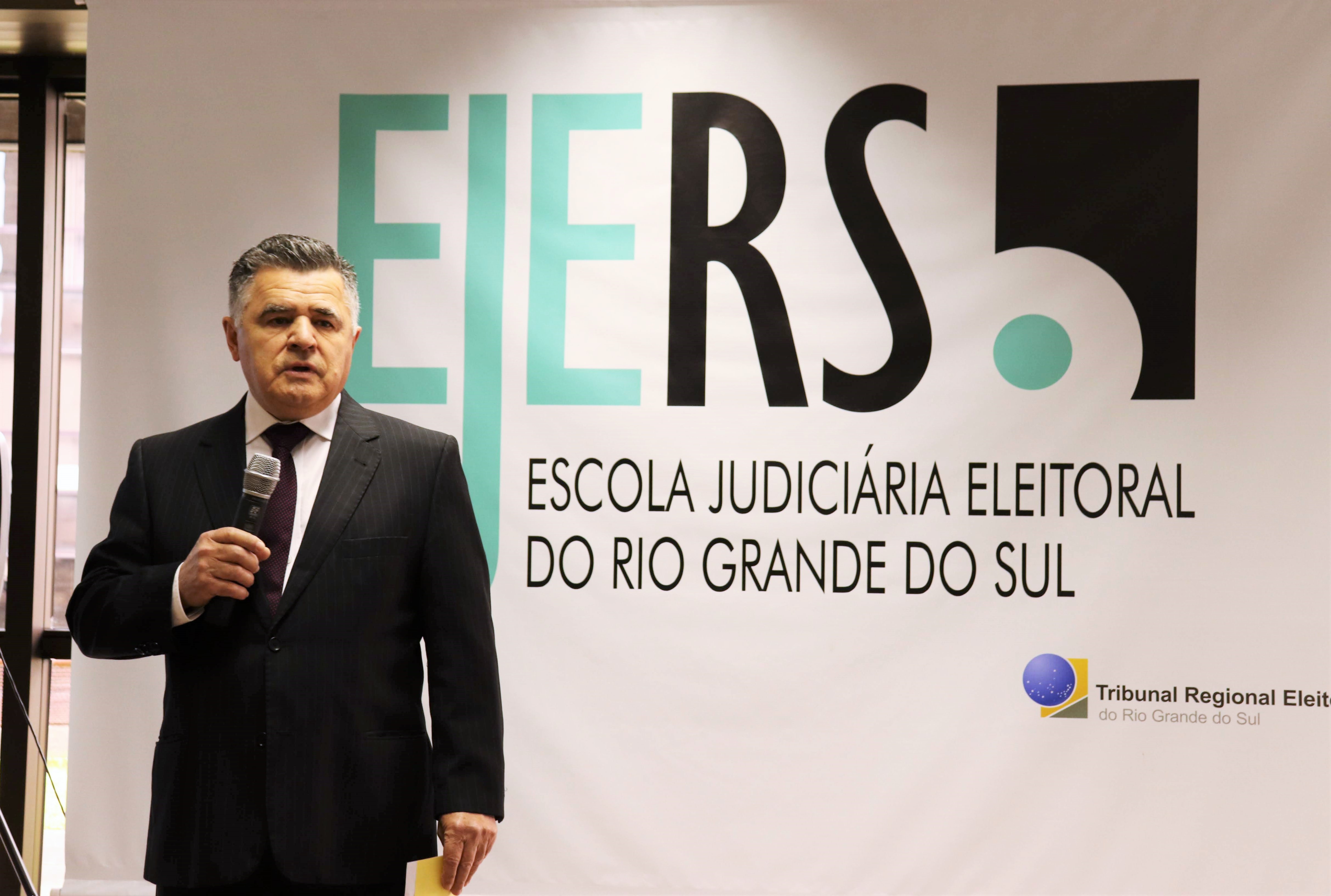 desembargador villarinho fala ao público