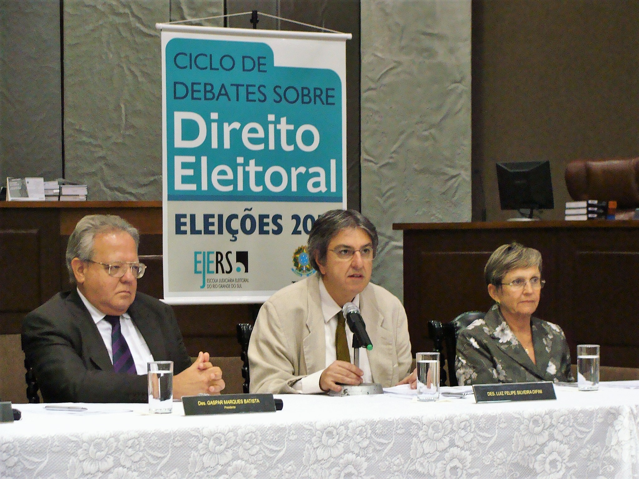 des difini fala ao microfone