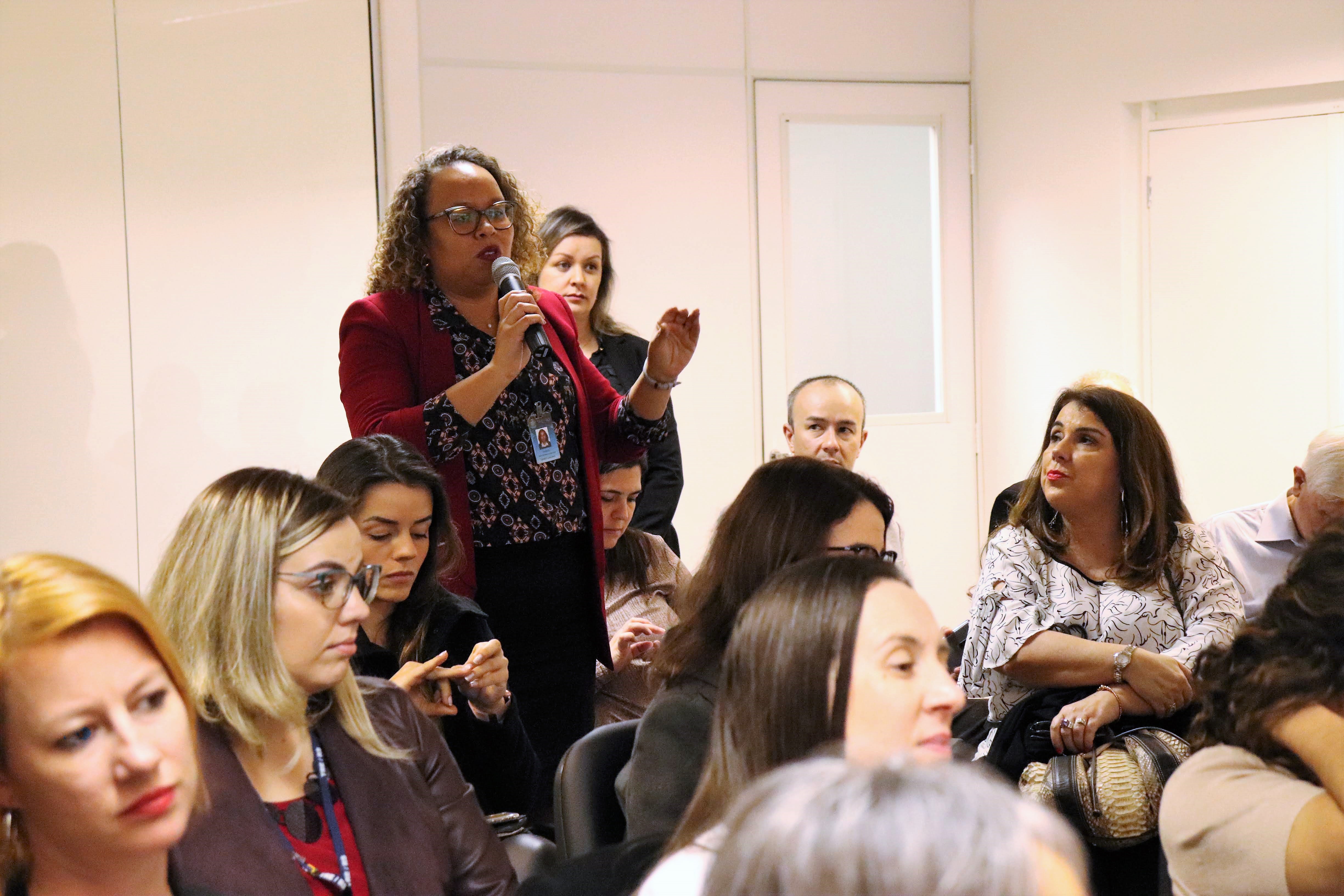 aluna faz pergunta em sala