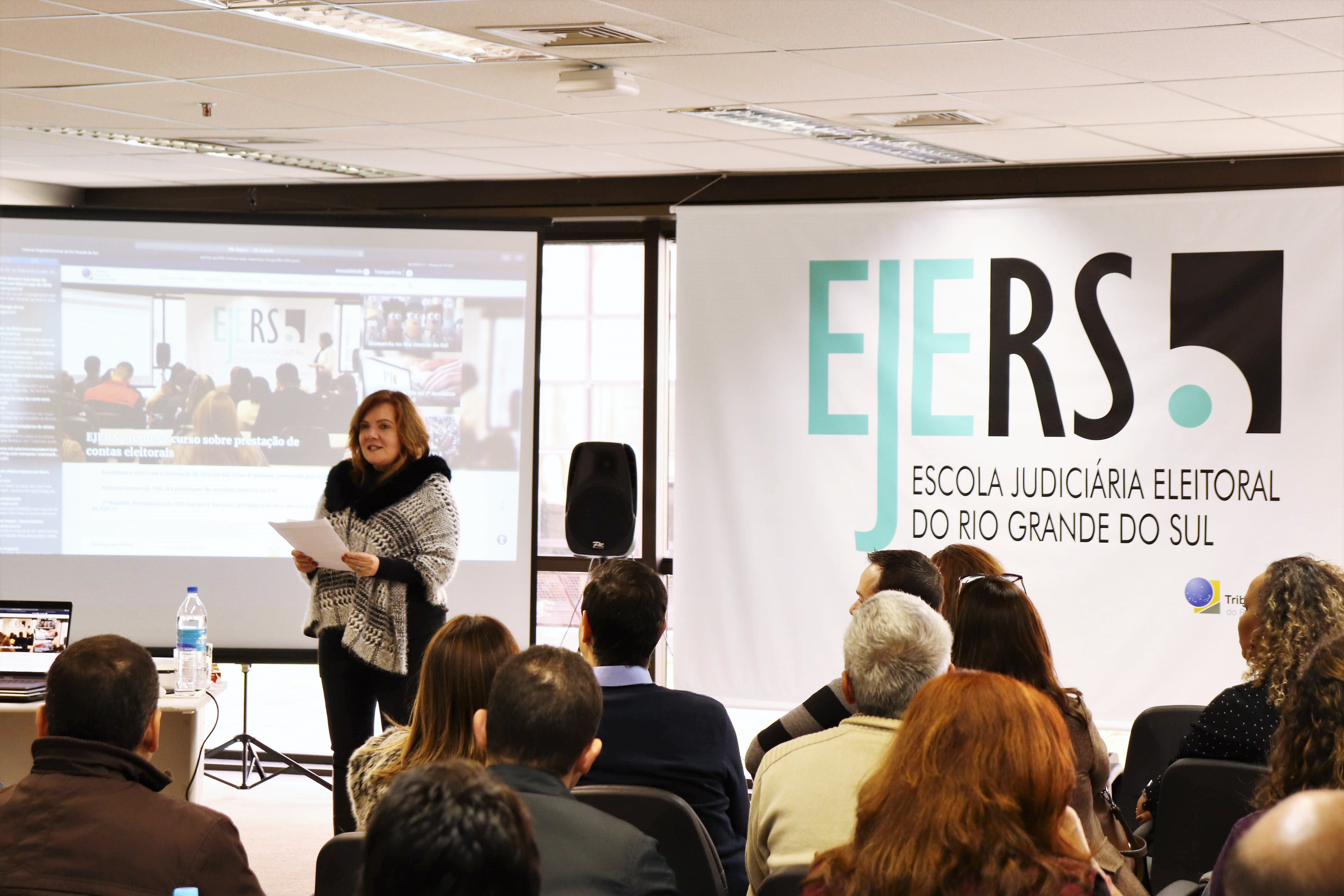 ex-diretora da ejers em palestra
