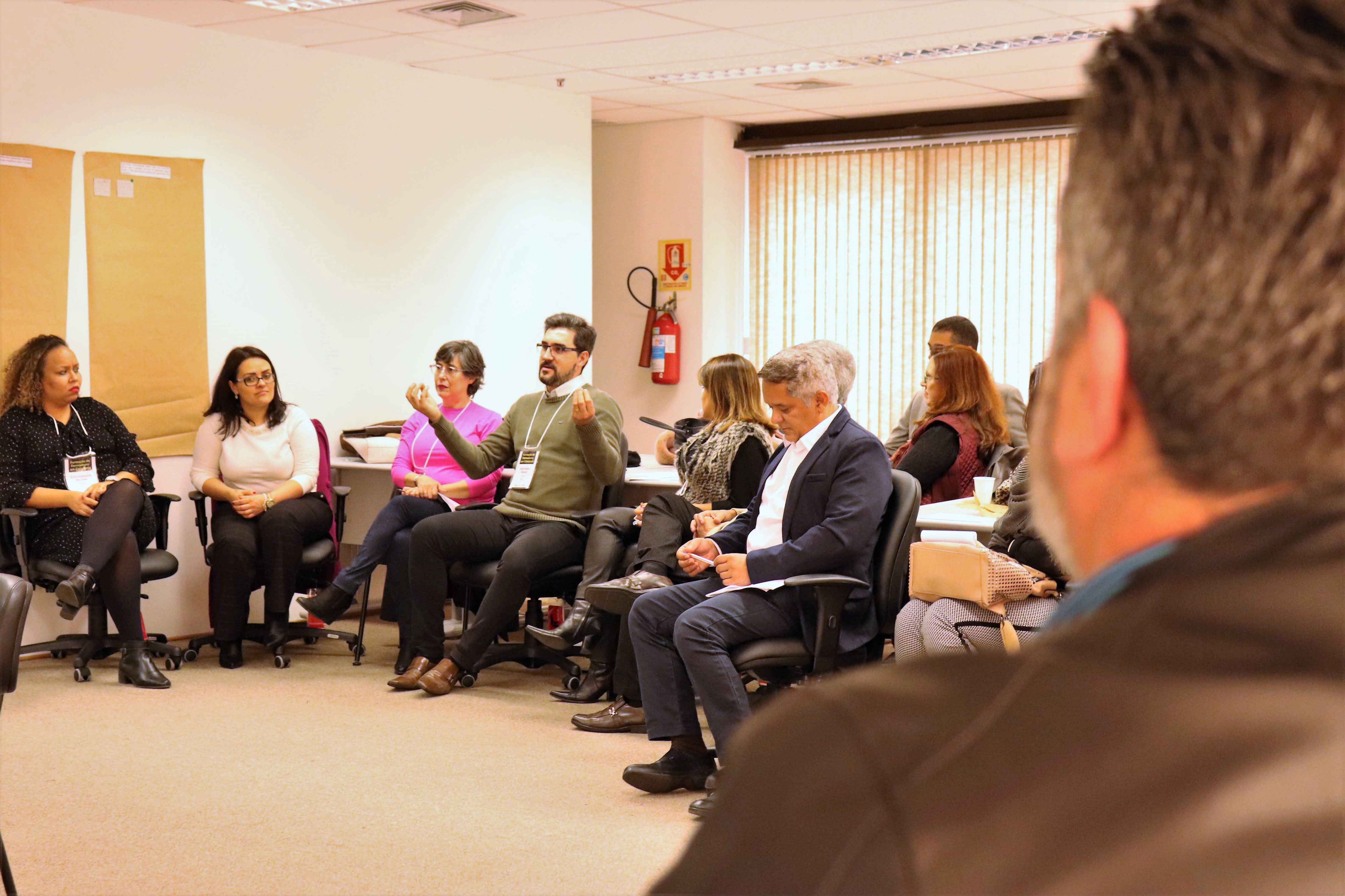 alunos debatem em aula