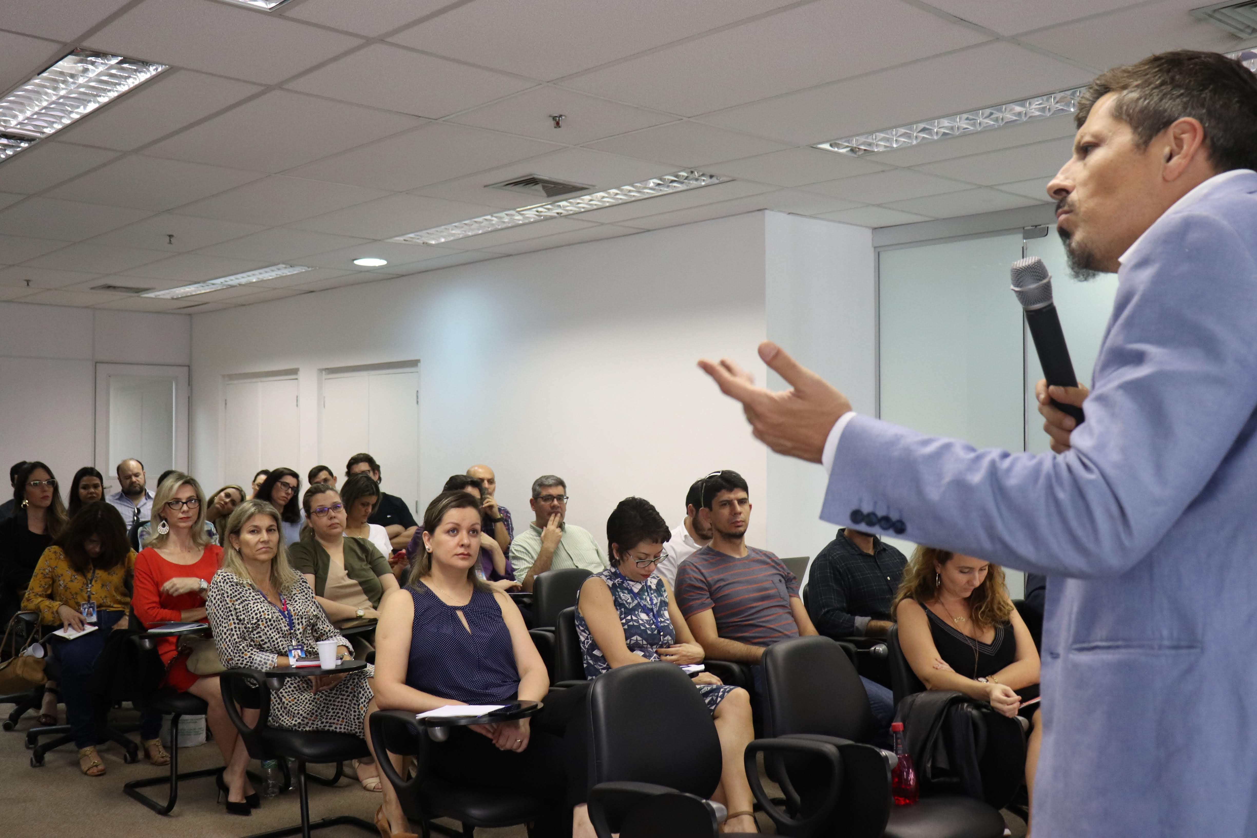 plateia olha para o palestrante