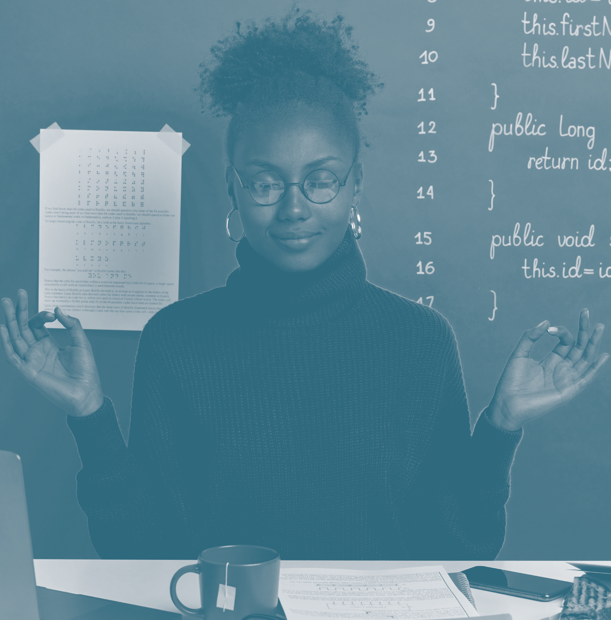 Uma pessoa meditando e atrás dela um quadro com anotações