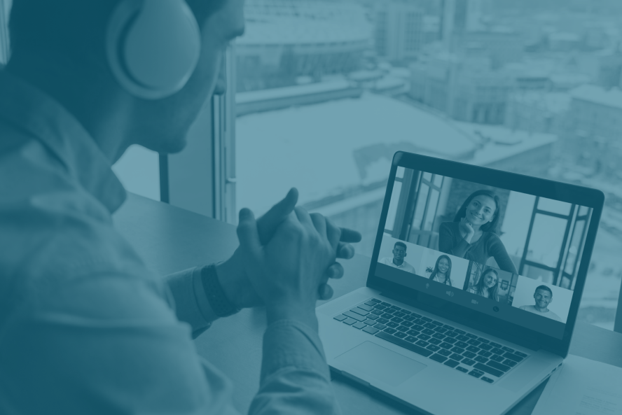 Uma pessoa realizando uma videoconferência em um notebook. 